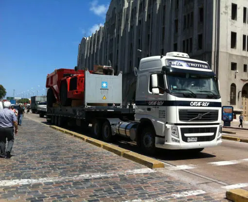 Camión Volvo en el puerto